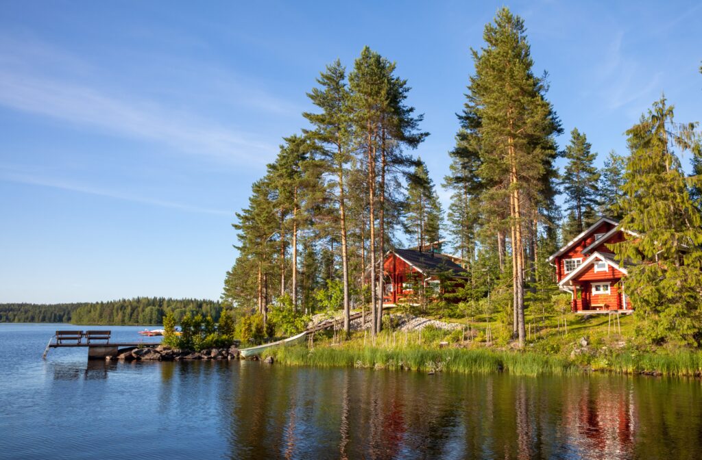 Kesämökki järven rannalla
